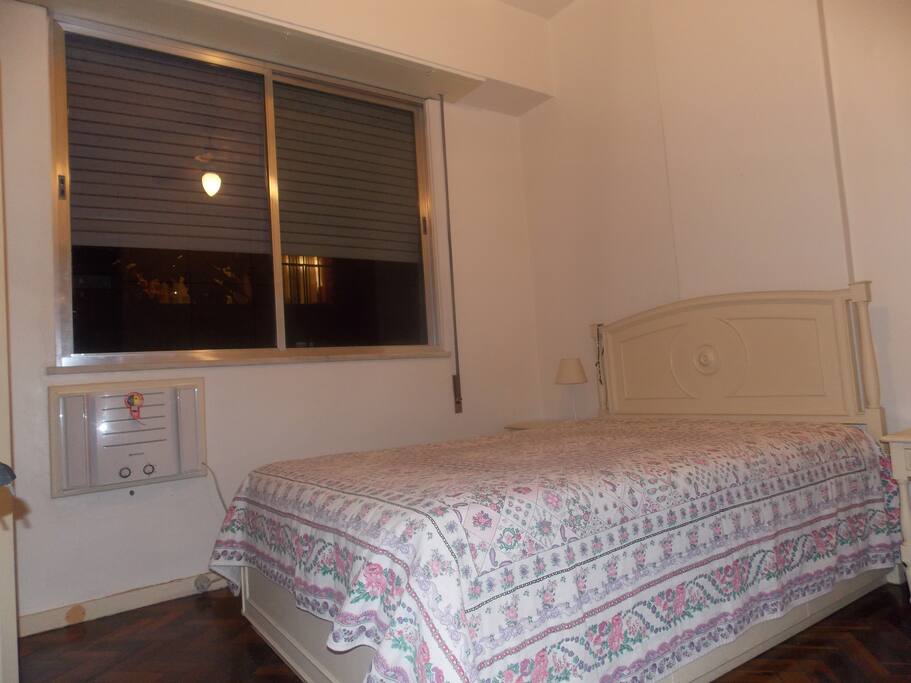 Quarto com cama
casal