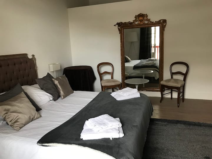 ห้องสวีทหลักพร้อมห้องแต่งตัวและห้องน้ำ 