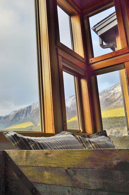 Barnwood daybed to enjoy massive views. Also serves as extra single bed.