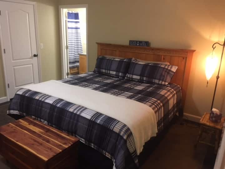 Velika glavna spavaća soba 
s bračnim krevetom
Prostrani ormar
s ogledalom
Svjetiljke
Artwork
Cedar chest