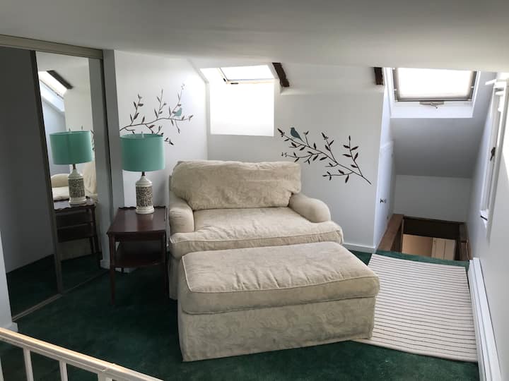 таванска стая (двойно легло, баня и дрешник)