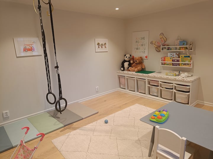 Стая за игри, която може да се превърне в спалня (надуваем матрак от 150 см).