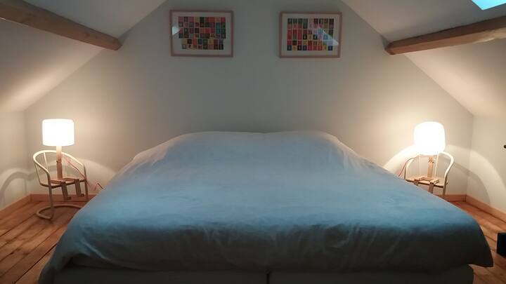 Вториот простор на подот, претворен во кревет за 2 лица (180x190)