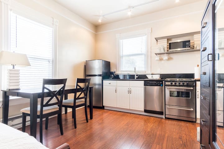 Spacious Studio Near Stanford