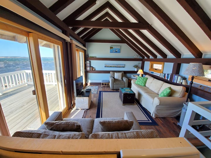 Მისაღები ოთახის ხედი სამზარეულოს სივრციდან.