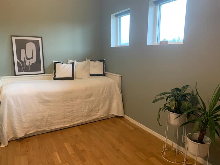 3号卧室配有一张可以改造成双人床的床。