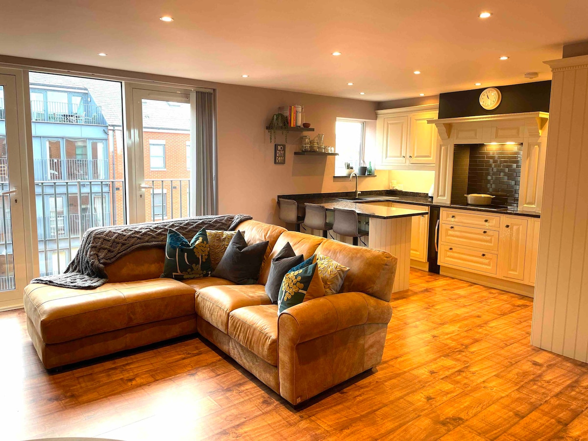 Top performing Airbnb: Stunning 3 Bedroom Penthouse - Central Lacemarket in Holme Pierrepont