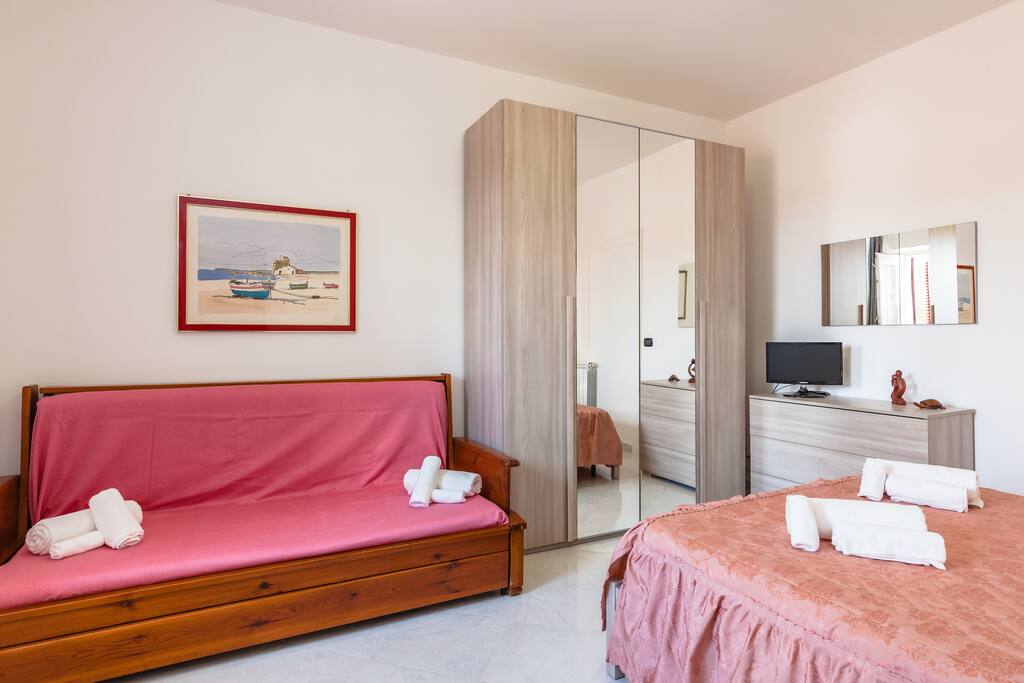 Camera da letto con letto matrimoniale e letto a castello