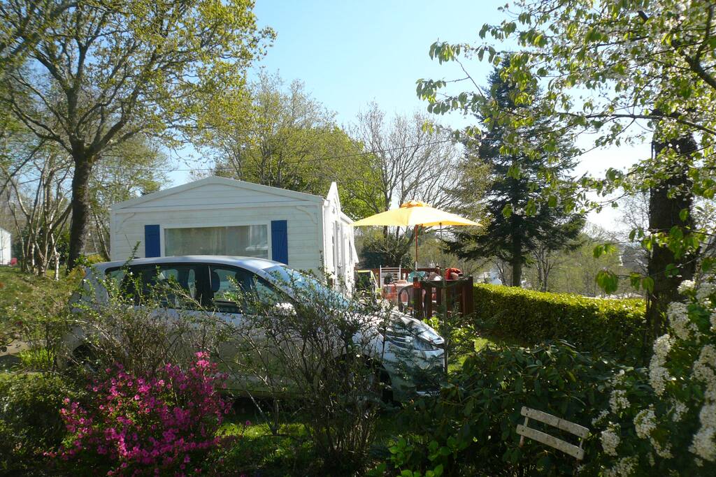 Une place de parking dans terrain, l'accès se fait avec un badge. S'il y a une deuxième voiture, il est possible de la laisser à l'accueil.