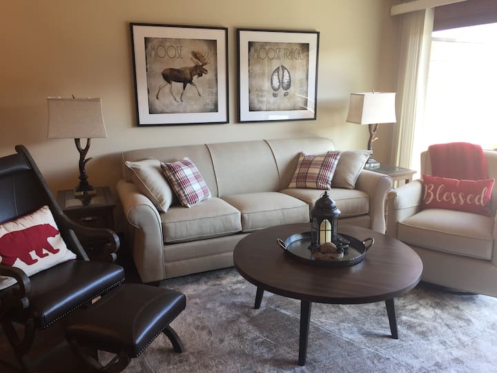 Cozy Living Room with Mountain View!