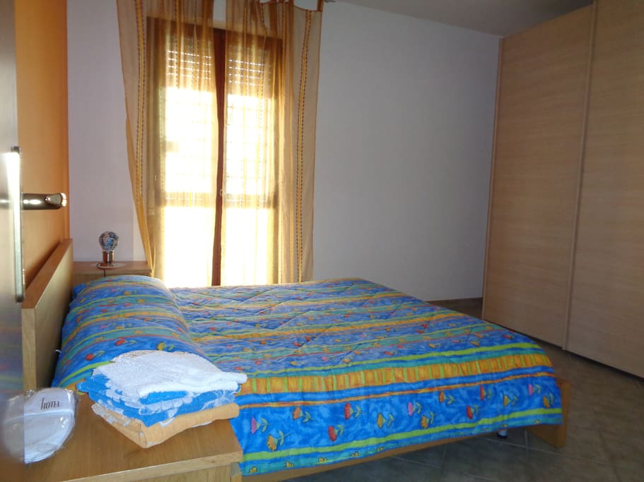 Camera da letto principale con comodini e armadi a 3 ante scorrevoli e letto matrimoniale
