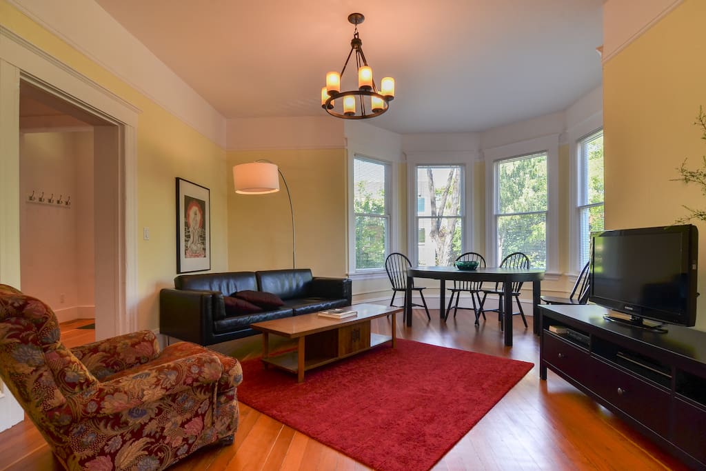Living Room w/small flat screen TV & cable