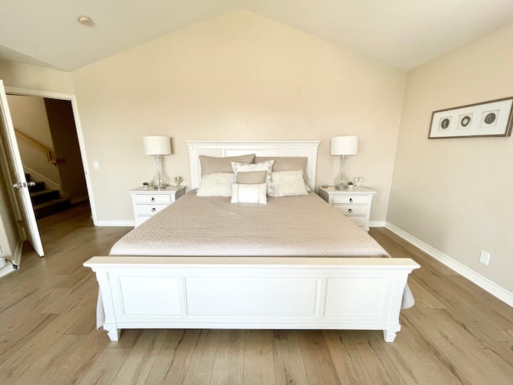 Master kryesor BR me krevat dopio "king" dhe dyshek të rehatshëm me shkumë.