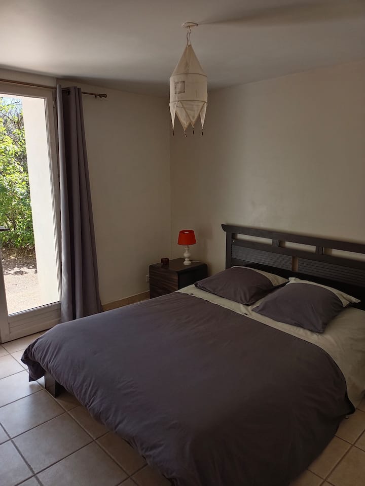 חדר השינה , עם מיטה לשני אנשים .