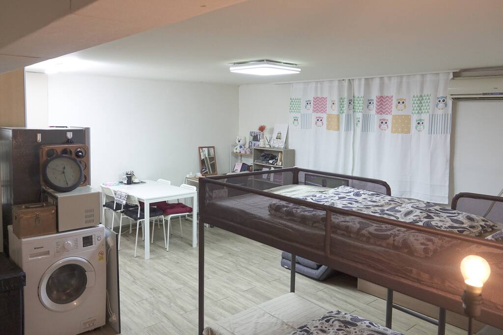 It's a huge studio apartment. The room is very spacious for five adults.
We have all the necessary accommodations.
Free Wi-Fi and free egg pie when you go out.
굉장히 큰 원룸입니다. 성인 5명이 아주 넓게 방을 쓸 수 있습니다.
숙박에 꼭 필요한 시설이 다 되어 있습니다.