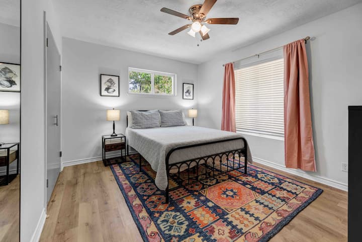 ห้องนอนใหญ่พร้อมห้องน้ำในตัวและเตียงขนาดควีนไซส์ 