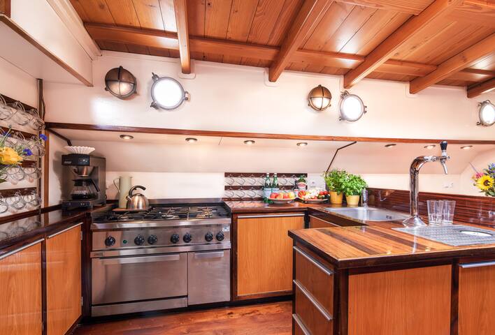 Sailing ship LOTUS, unique group accommodation gallery image 2