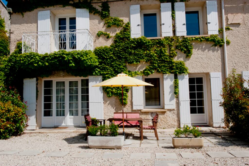 The patio of Le 111 2