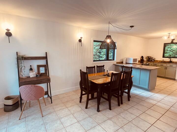 Hillside Hideaway in the Heart of Port Stanley