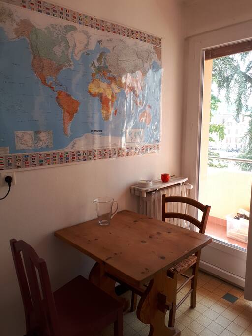 cuisine le coin repas face au balcon