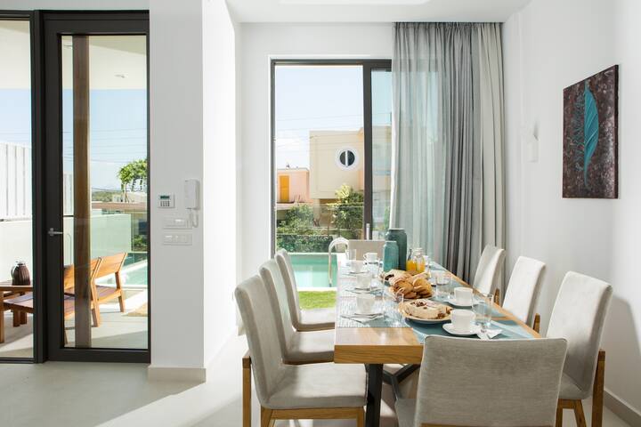 Large luxury villa, 8 bedrooms gallery image 4