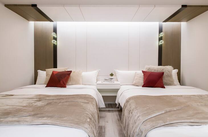 AA/12人房 /兩間獨立房型/ MRT忠孝復興3min /東區市中心/ SoGo微風百貨/雙線捷運 gallery image 2