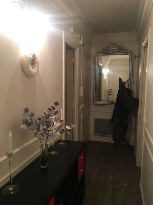 Couloir desservant les chambres, salon, cuisine et SDB