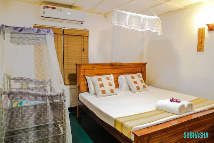 Dhomë gjumi e dytë komode me krevat superking, krevat fëmijësh dhe mobilie.