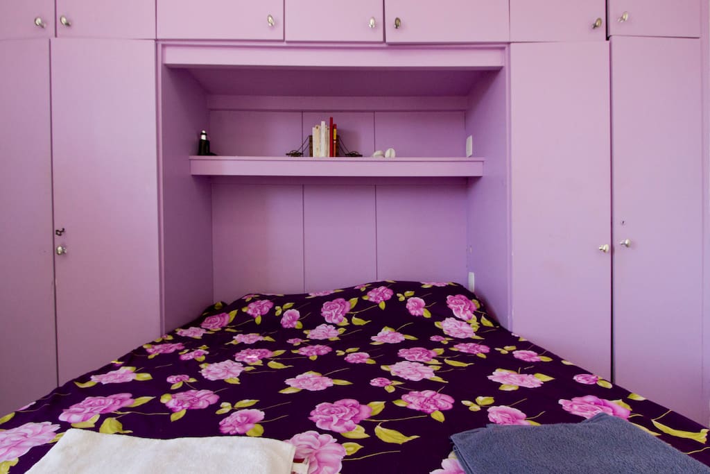 Quarto com espaço para mais um colchão