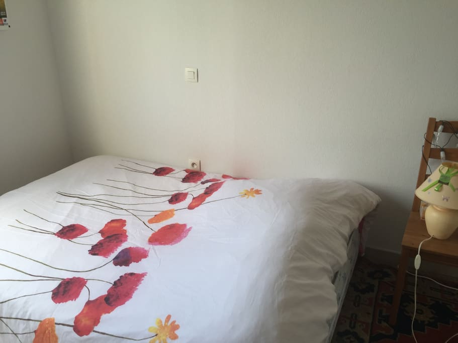 La chambre et son lit de 2 personnes, linge de lit fourni