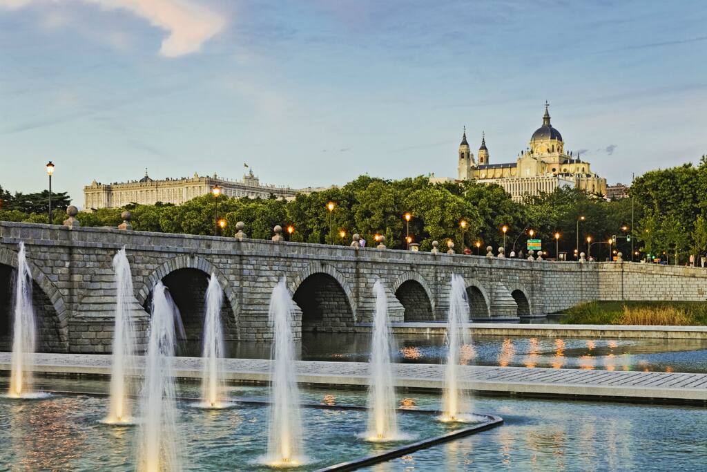 Puente de Segovia y La Almudena.