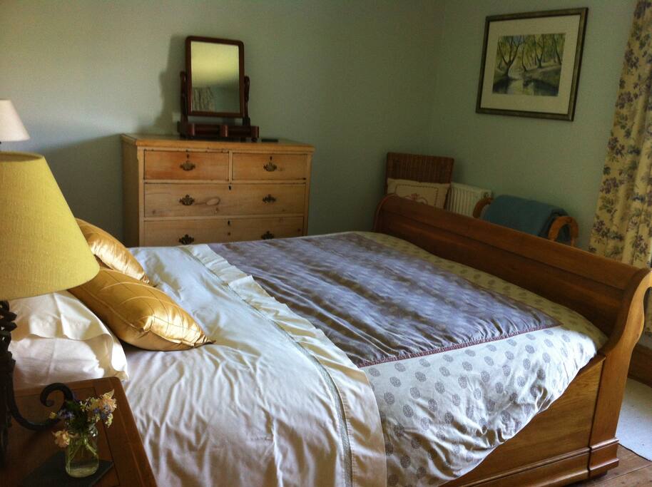 Bedroom 1 super kingsize sleigh bed.