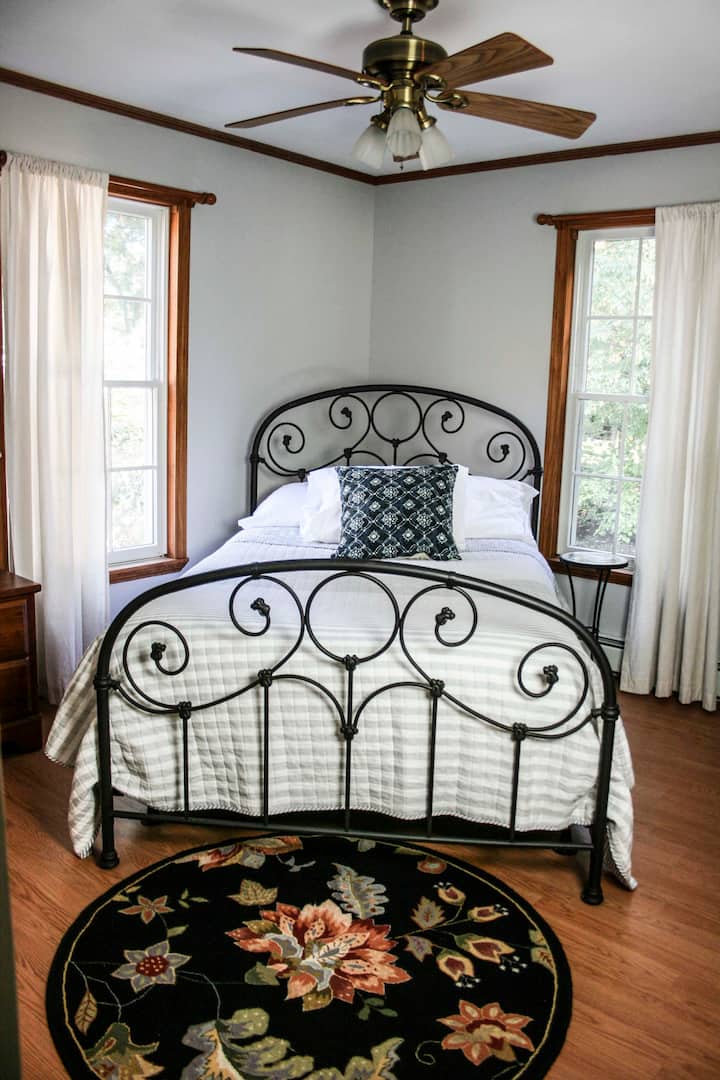 Mugav täissuuruses voodi