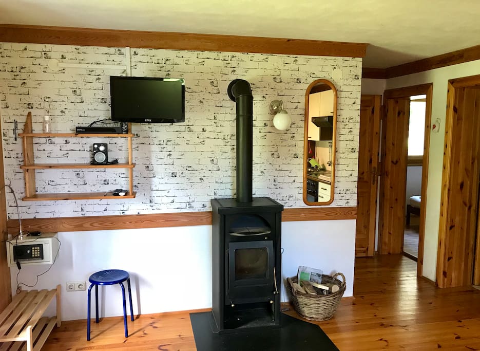 Wohnzimmer mit Holz-Kamin