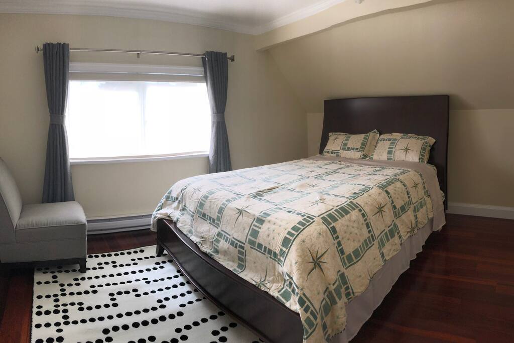 2nd guest room is also located on the 2nd floor to accommodate additional guests.
二楼大客房