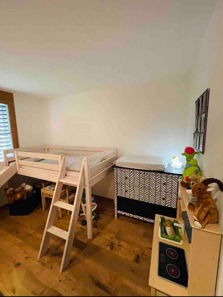 Segundo dormitorio (juguetes disponibles) y ventana con cerradura de seguridad  