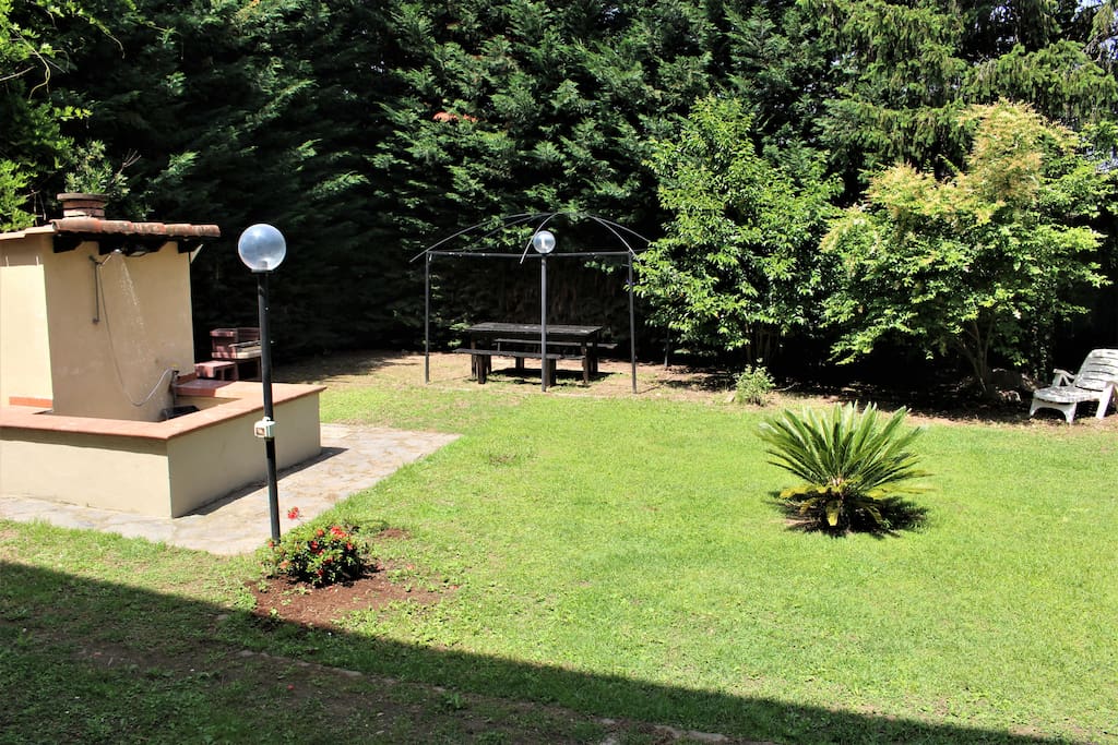 il giardino con forno barbecue
