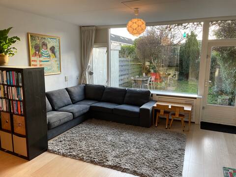 Central quiet comfortable 5 bedroom house + garden