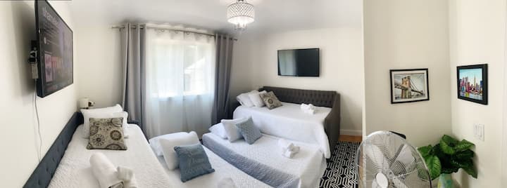 Chambre de New York au 2e étage sur l'aile est.  4 lits jumeaux (le lit inférieur peut être roulé sous le dessus lorsqu'il n'y a pas de demande.),  Yard View, Rideaux occultants, placard, télévision connectée avec HBO Max, Disney+, Netflix, Hulu et Smart Speaker. Alarme de fumée et de monoxyde de carbone.