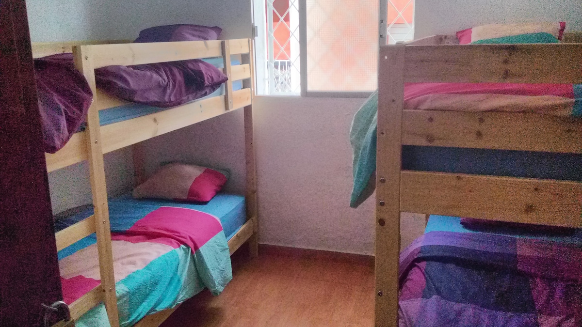 :) Hola, cómodas camas individuales en literas en las habitaciones del dormitorio:)