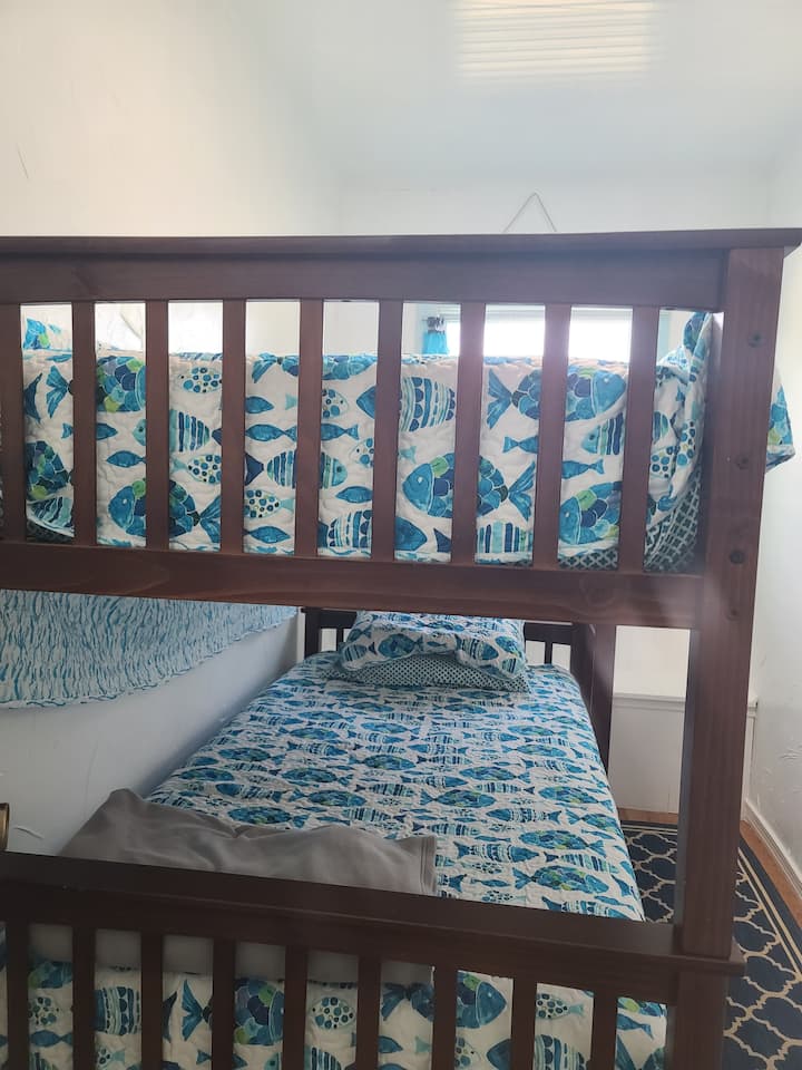 разгледување во соба со кревет на спрат