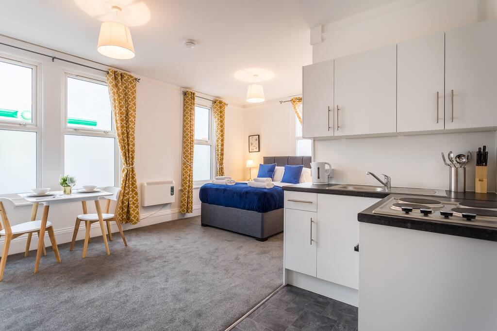 Kitchenette & Dining Area