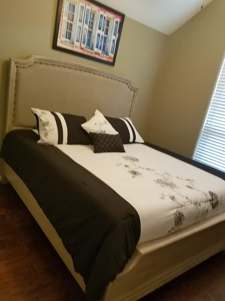 King Size Simmons IQ Memory Foam Madrac u sobi za goste