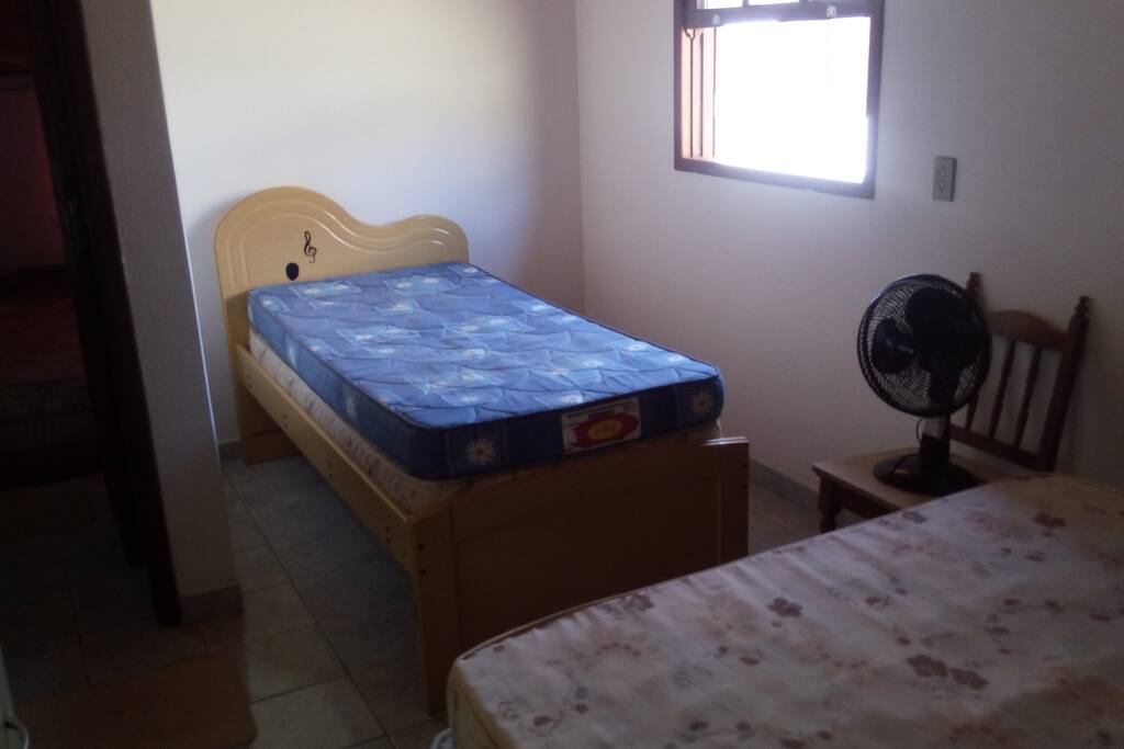 Quarto com Cama de Casal e Solteiro