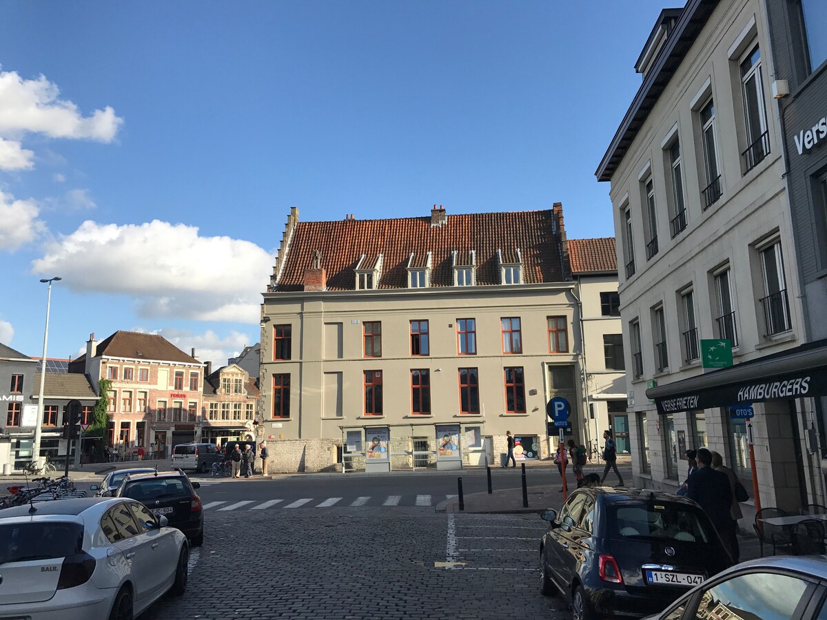 View from St. Jacob's Square (since 2017 this square is also called the Wi-Fi De Buckplein), on the left you will see the Vlasmarkt at Bed Resort Belfort in Ghent