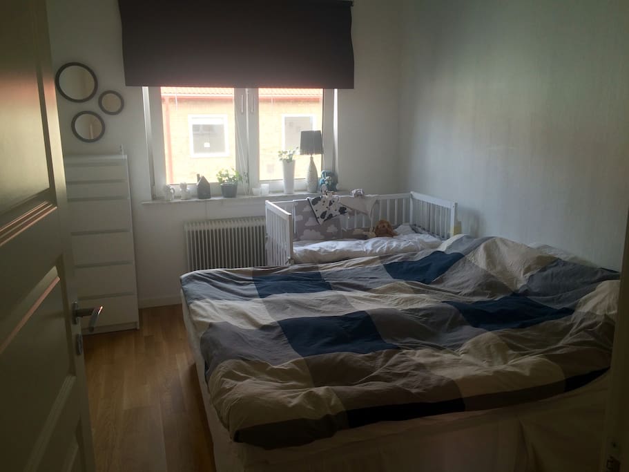 Sovrum med dubbelsäng