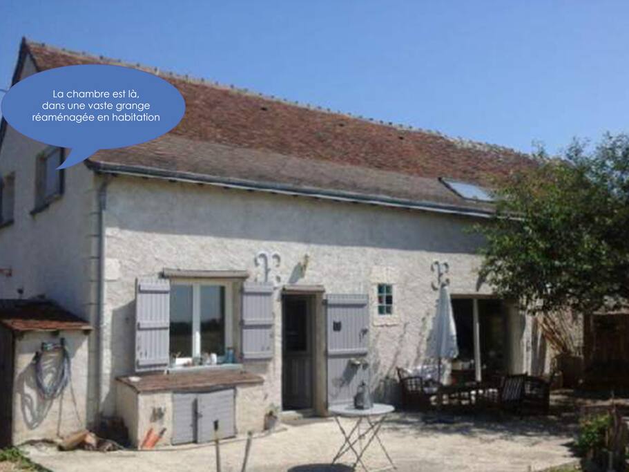 La chambre, restaurée et réaménagée entièrement à l'automne 2015, est installée dans une ancienne grange transformée en une habitation spacieuse.