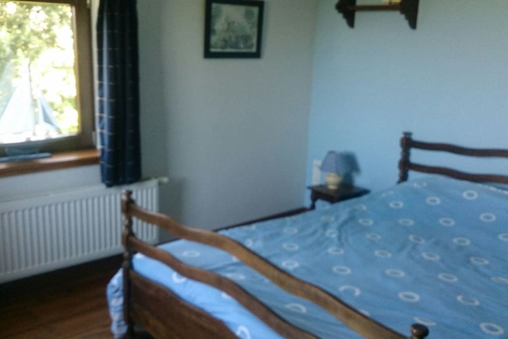 Chambre avec un lit double, vue sur le jardin - orientée vers le S-E.