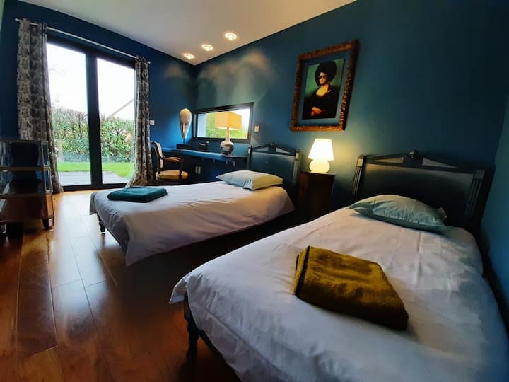 Ოთახი, რომელიც შეიძლება აღჭურვილი იყოს 2 ერთადგილიანი საწოლით...ან ორადგილიანი საწოლით.