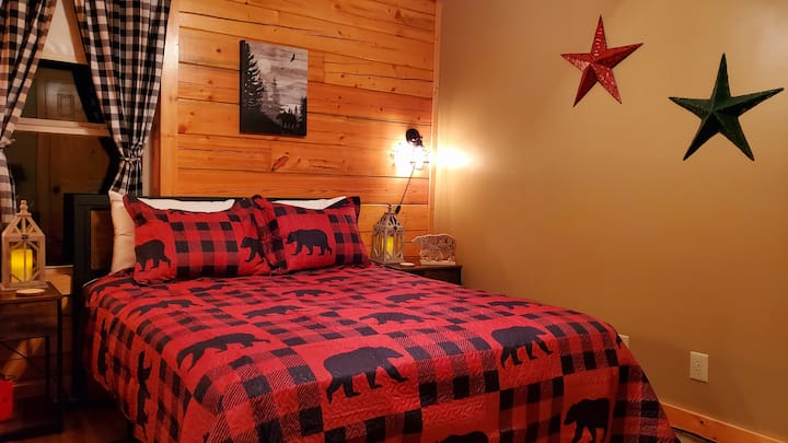 Главна спална соба со сопствена бања - брачен кревет (широк 150-179 см)